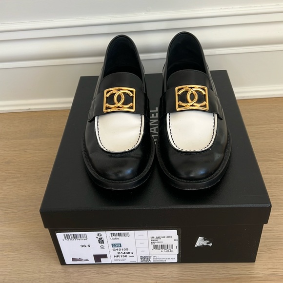 Chanel black and white calfskin loefer with gold metal 38.5 - Picture 2 of 6